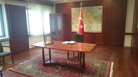 В посольстве Турции открыли книгу памяти Сулейману Демирелю
